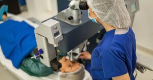 Laserová operace očí: Zákrok, Cena & Možné komplikace!