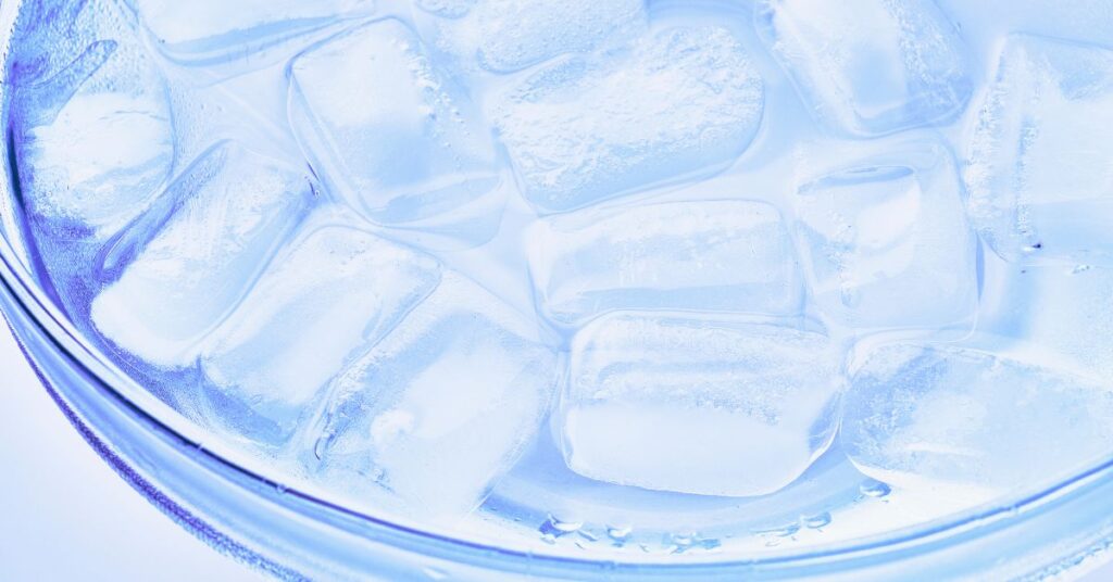 Babské rady na popáleniny: 17 Tipů jak si pomoci při popálení doma 3 a bowl filled with large ice cubes used for cooling burns or skin irritations from horká voda