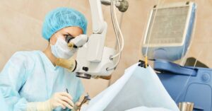 Transplantace rohovky: Co se děje během operace a jak dlouho trvá hojení?