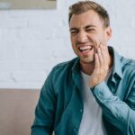 Babské rady po vytržení zubu: 11 Tipů jak se starat o ránu a zmírnit bolest